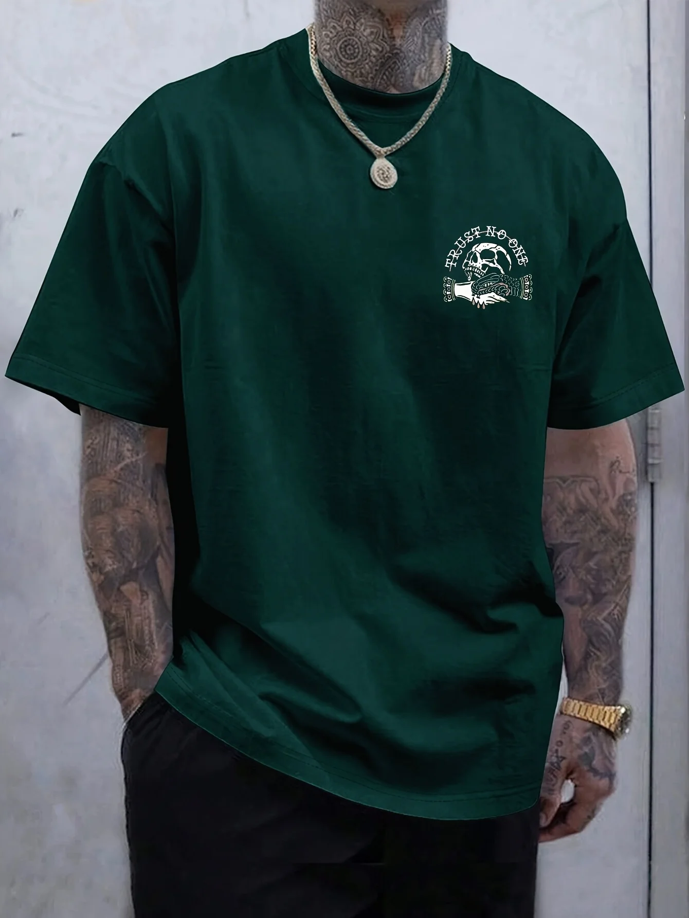 T-Shirt mit Totenkopf- und Hand-Tattoo-Grafik auf der Rückseite für Herren, aus 100 % Baumwolle, perfekt für den Sommer-Streetwear-Stil. – Detail 5