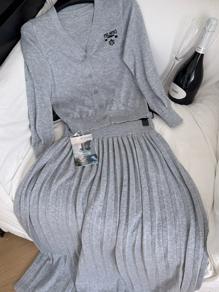 طقم سترة محبوكة بقصة ضيقة من ort Svel وتنورة عالية الخصر بطيات للنساء في أوائل الخريف