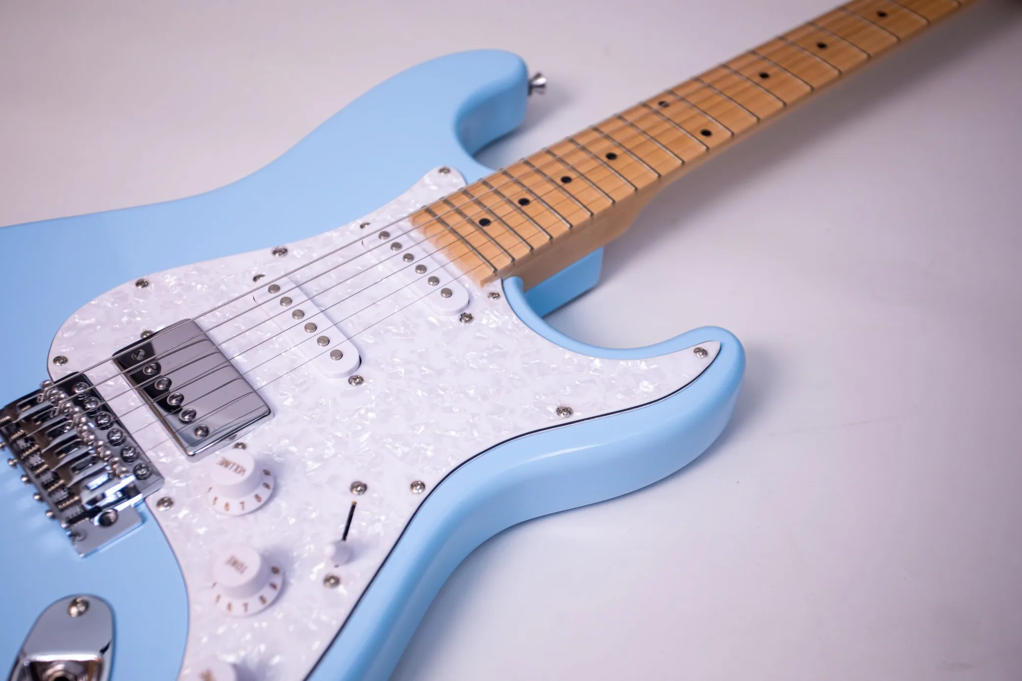 Factory direct sales, can be customized, stock, orders can be shipped directly! Sky Blue 6 String Electric Guitar