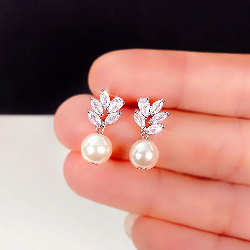 Huitan boucles d'oreilles fantaisie de mariage pour mariée, brillantes, Imitation de perles en zircone cubique, vêtements quotidiens, accessoires pour femmes élégantes