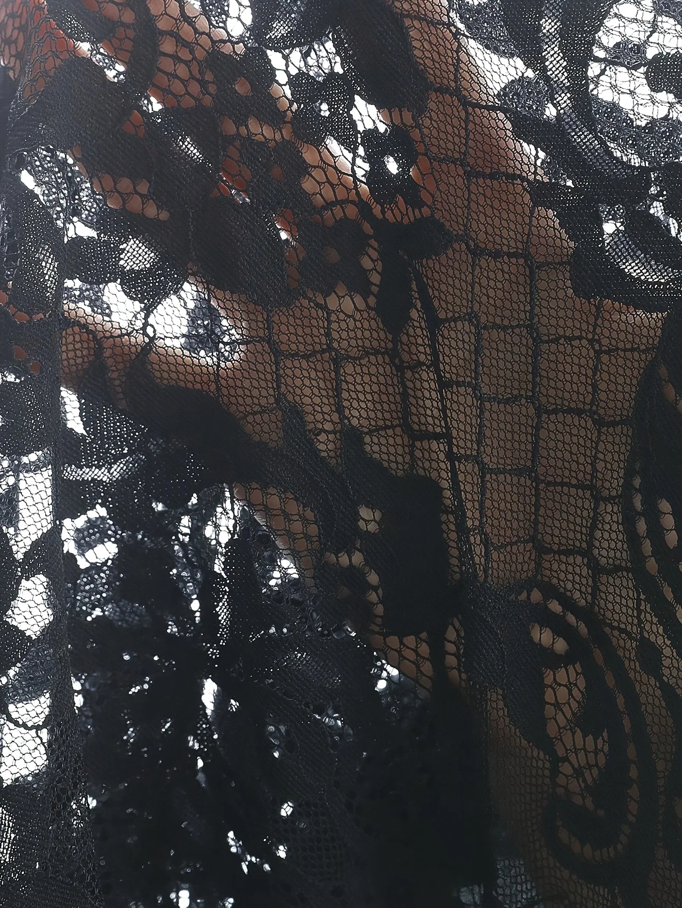Plus-Size-Oberteil in Unifarbe mit Spitzenärmeln und Spitzen-Rückenpartie, modisches und verführerisches Damen-Oberteil in Übergrößen. – Detail 6