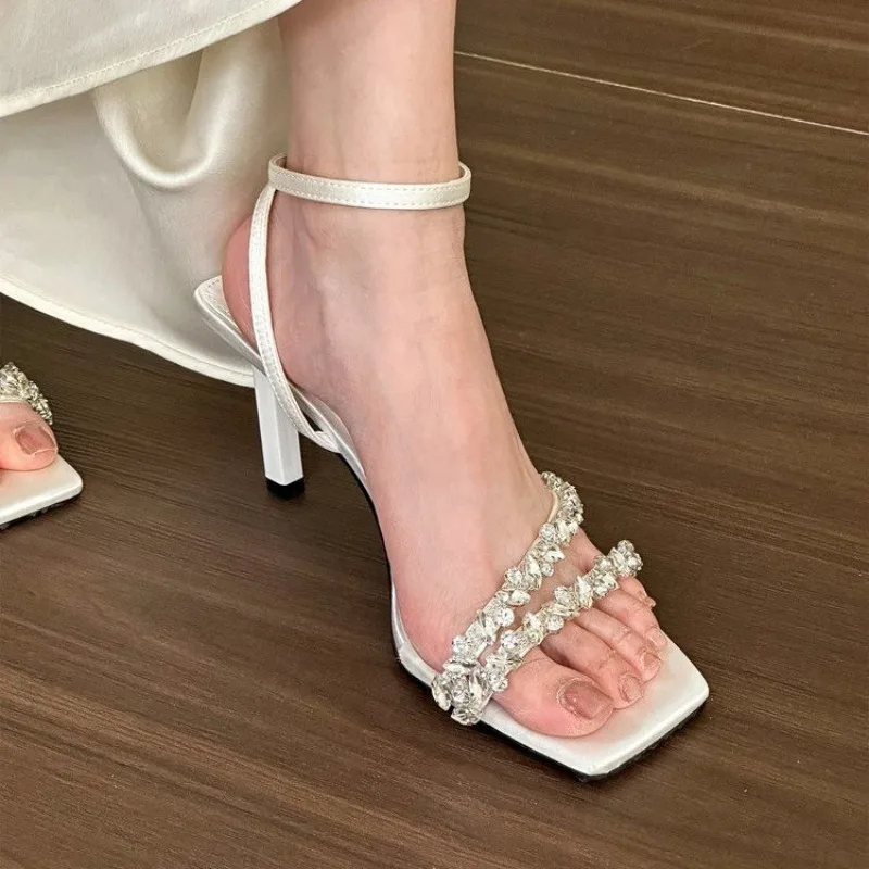 Buty dla kobiet Pasek na kostkę Białe sandały Letnia moda Seksowne cienkie buty na wysokim obcasie Wąskie paski Party Dress Pumps Sandały