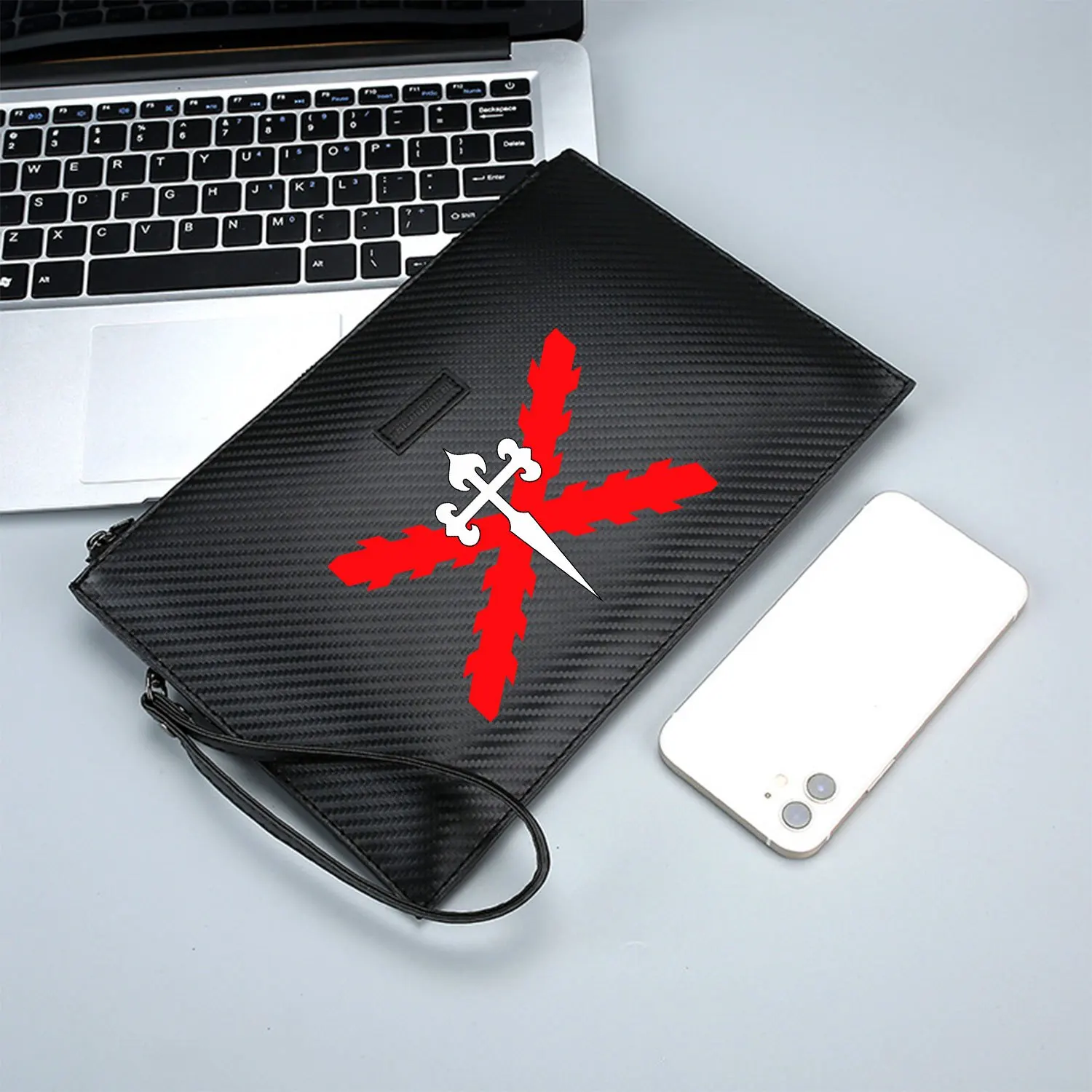 กระเป๋าถือผู้ชายพิมพ์ลาย PU ลายกากบาทสีขาว ลายซิกแซกสีแดง พื้นหลังสีดำ ดีไซน์หรูหรา ทันสมัยและใช้งานได้จริงสำหรับการใช้งานในชีวิตประจำวัน