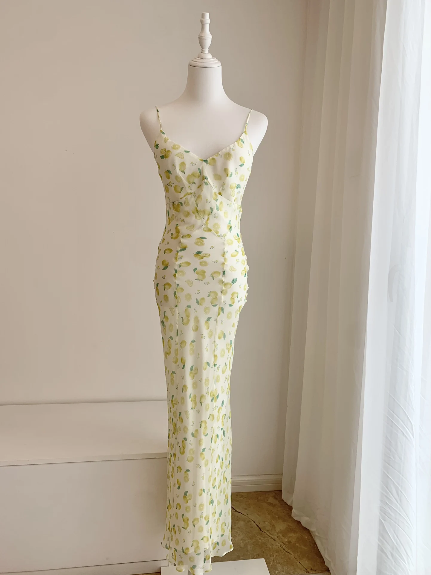 

Женское длинное платье-слинг без бретелек из двустороннего шелка с диагональным вырезом и принтом «лимон»