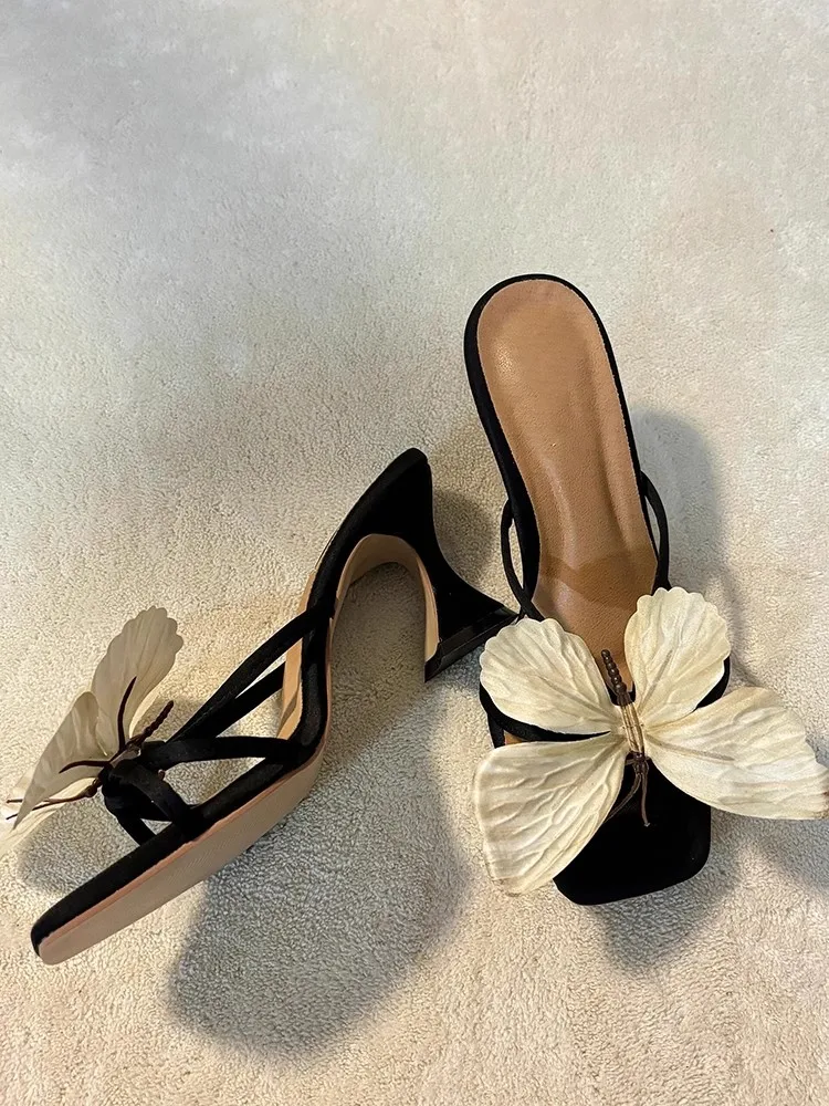 التايلاندية المتخصصة تصميم فراشة النعال قطعة واحدة عالية الكعب 2025 جديد الجنية مزاجه الصنادل كعب خشن للنساء