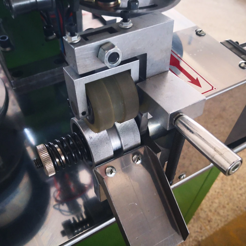 Macchina per la produzione di cerniere MACCHINA per la produzione di cerniere Macchina automatica per la fissaggio di pin e scatole Garanzia di 1 anno per un fissaggio efficiente