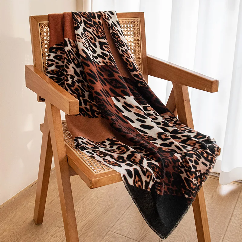 2025 موضة جديدة حك ليوبارد نمط شخصية شال متوسط إلى طويل مقاومة البرد ضوء فاخر قسط وشاح