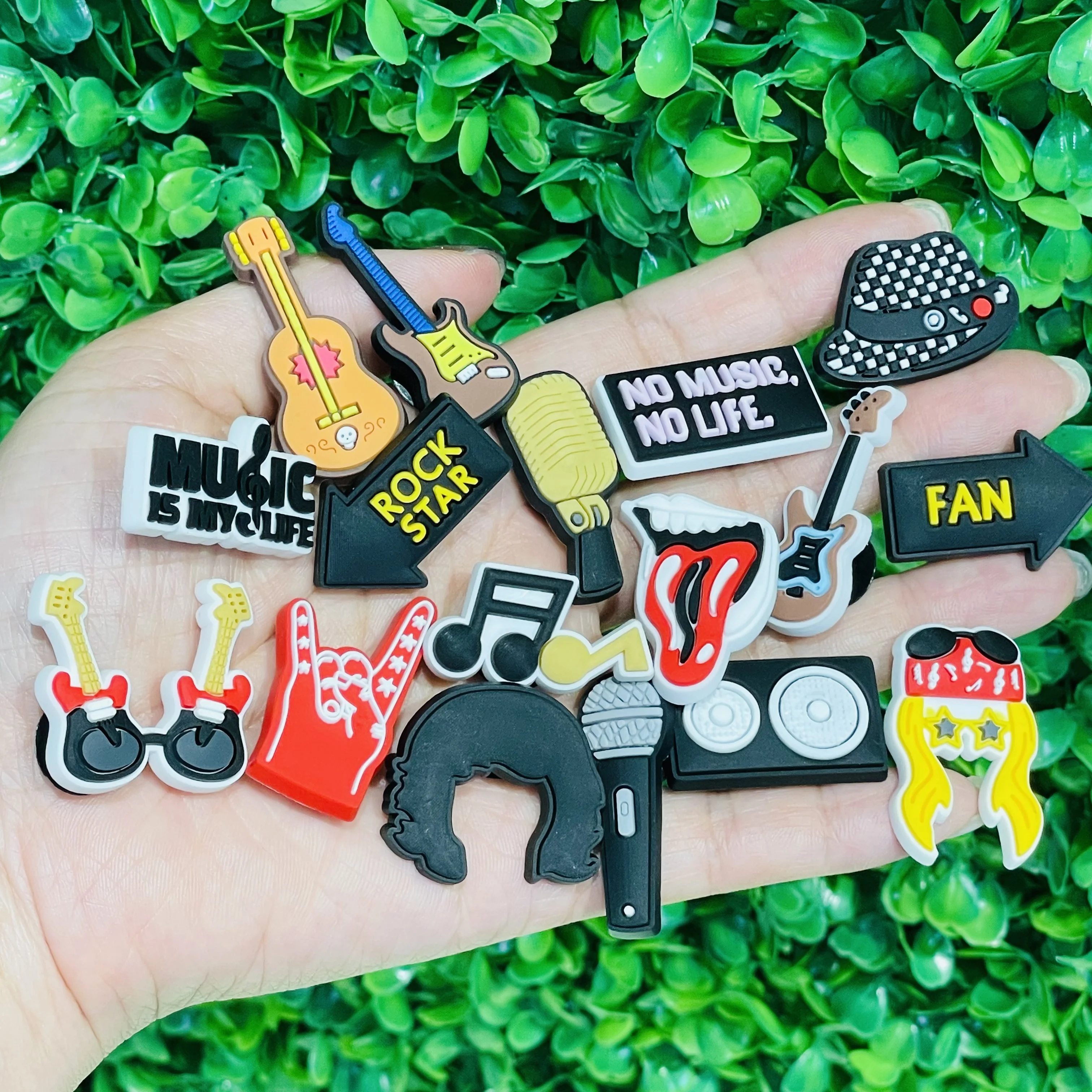 Dijes de PVC de buena calidad para niños, 1 piezas, estrella de Rock, música, vida, micrófono, bajo, guitarra, zapatos, accesorios, adornos, regalo de fiesta DIY