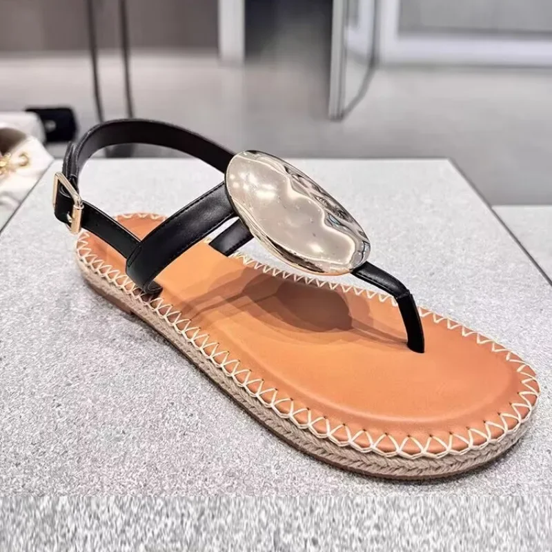 Sandales plates polyvalentes pour femmes, chaussures à la mode, nouveau design de ceinture à un mot, été 2024