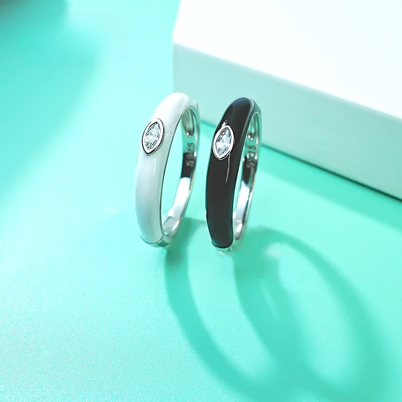 

White horse eye plain circle pure silver ring inlaid with high carbon diamond, niche daily ins style, personalized and versatile