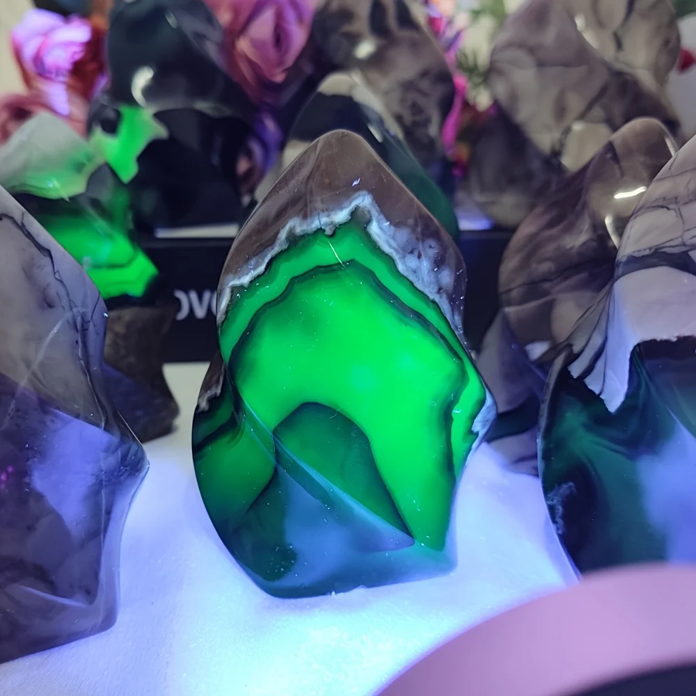 

1pc Volcano Agate Flame Decorative Stone - UV Reactive Bohemian Crystal with Vibrant Green Color, Unique Home Decor Gift