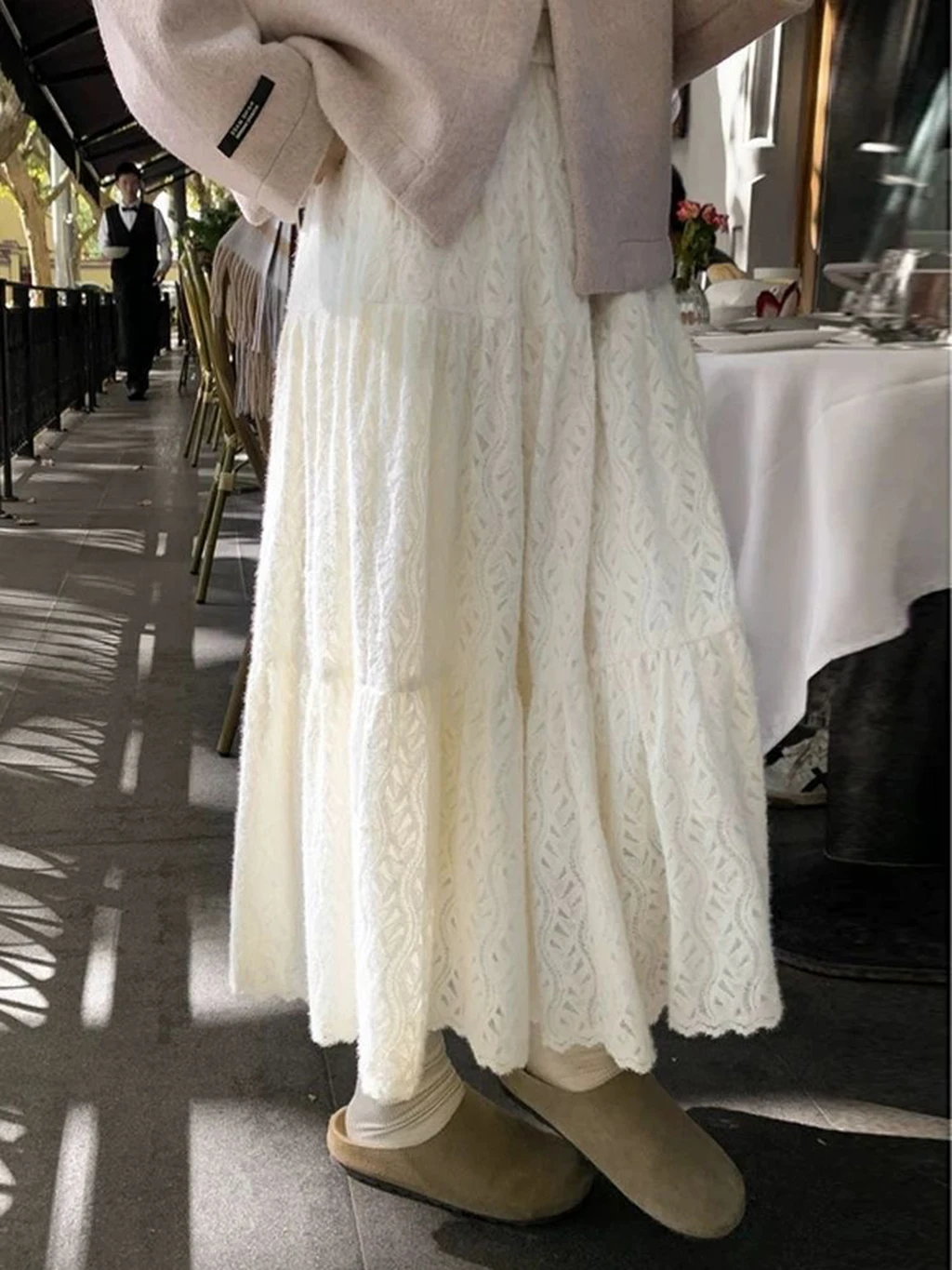 تنورة ماكسي نسائية جديدة من الدانتيل الأبيض لعام 2025 للخريف والشتاء ذات طبقات عالية الخصر على شكل حرف a تنورة طويلة أنيقة على الطراز الفرنسي جزء غير رسمي