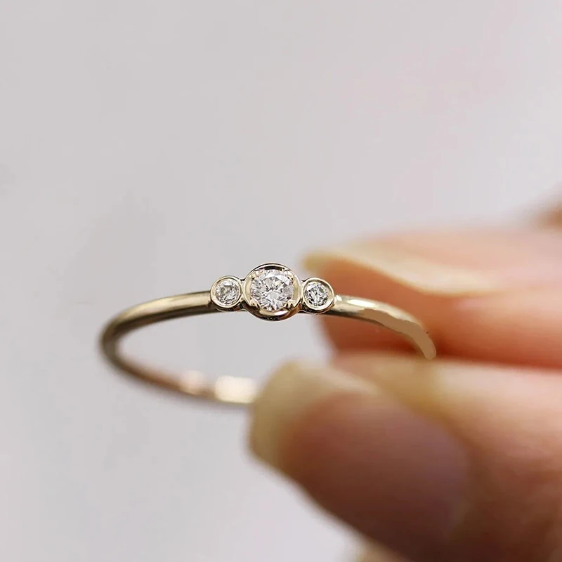 Huitan Frauen Ringe dünnes Band mit transparenten Zirkonia minimalist ischen Ehering Accessoires Gold Farbe neuen Modeschmuck