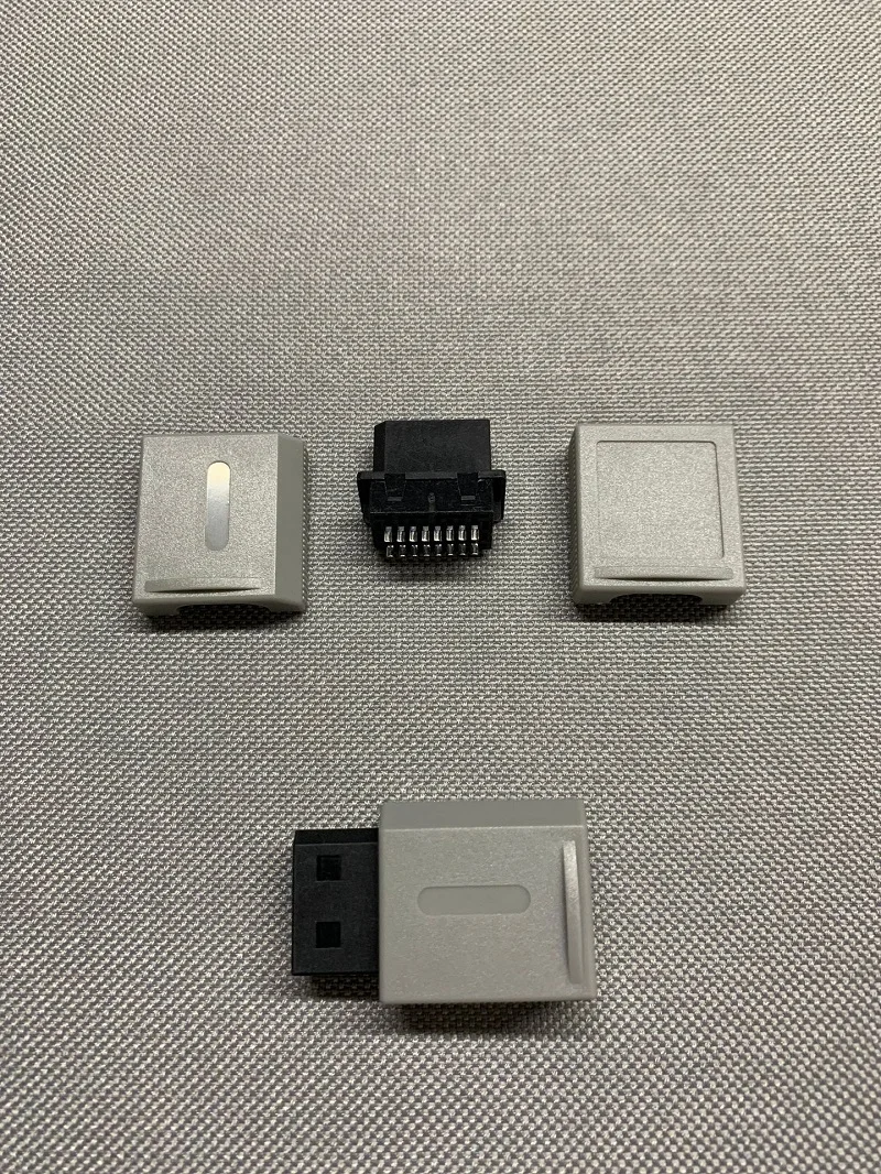 Collegare lo slot del connettore dell'interfaccia della presa della porta per la spina del cavo maschio wii 16P colore grigio nero