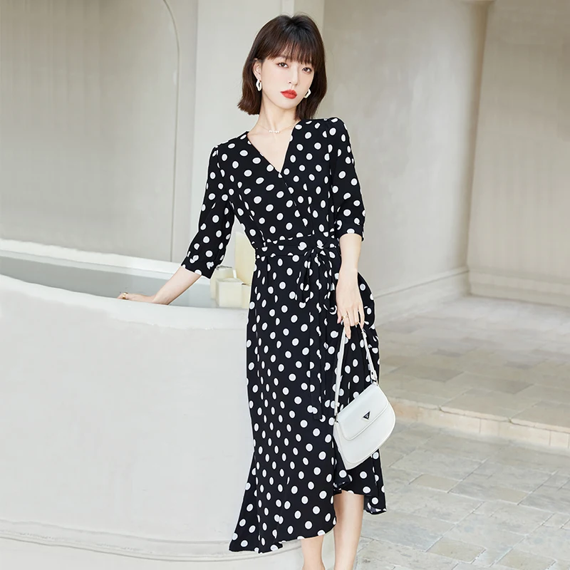 

The New Korean Version of the 2024 Summer French Black Polka Dot Long Skirt Is a Long Dress with a Slim Temperament at the Waist