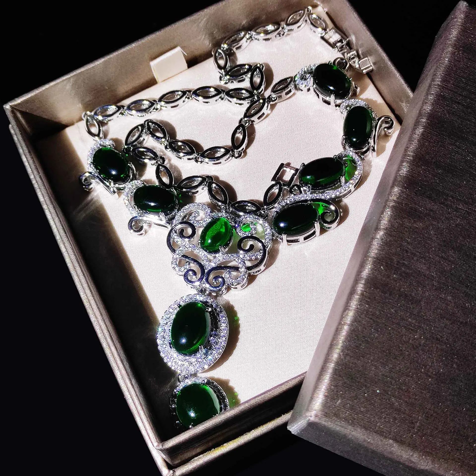 

Luxury Silver Color Simulated Emerald Necklace Female Green Stone High Carbon Drill Necklaces Neck Chain Beautiful Party Jewelry