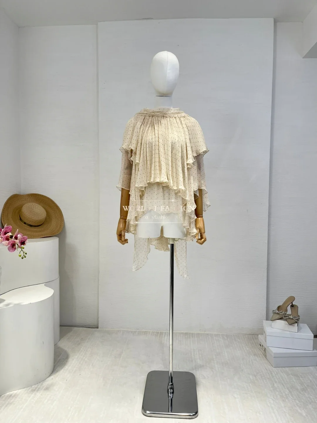 

Комплект из блузки с короткими рукавами и юбки-миди в бежевый горошек, новый дизайн 2025 года