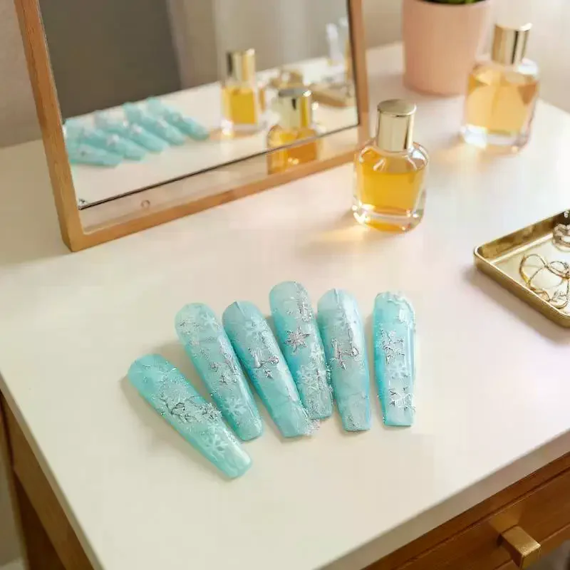 Maniküre-Abziehbilder mit Gold-/Silber-Schneeflocken für DIY-Nagelkunst, lebendige Cartoon-Weihnachtsnagelaufkleber mit Glitzer