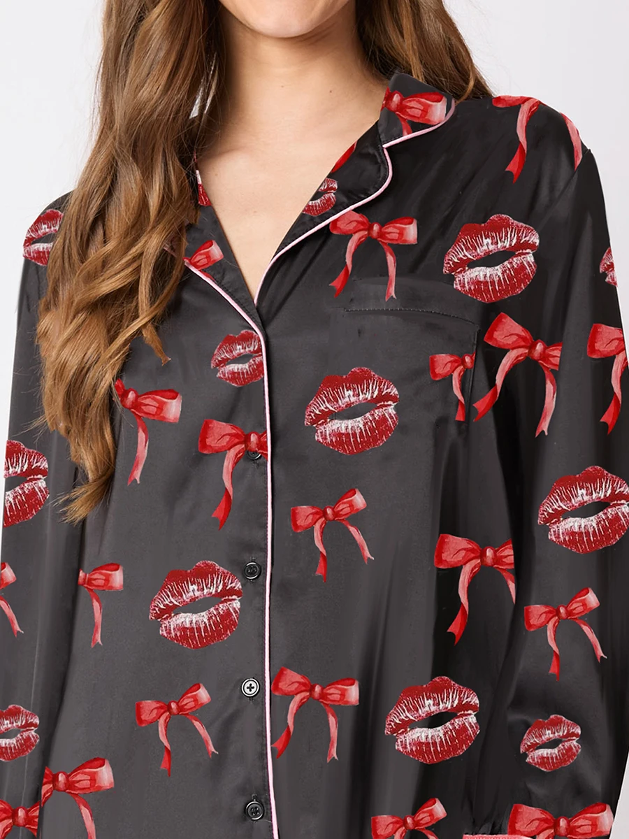 طقم بيجامات نسائي مكون من قطعتين جوارب بفيونكة وأزرار مطبوعة وسروال قصير مكشكش لملابس النوم الناعمة