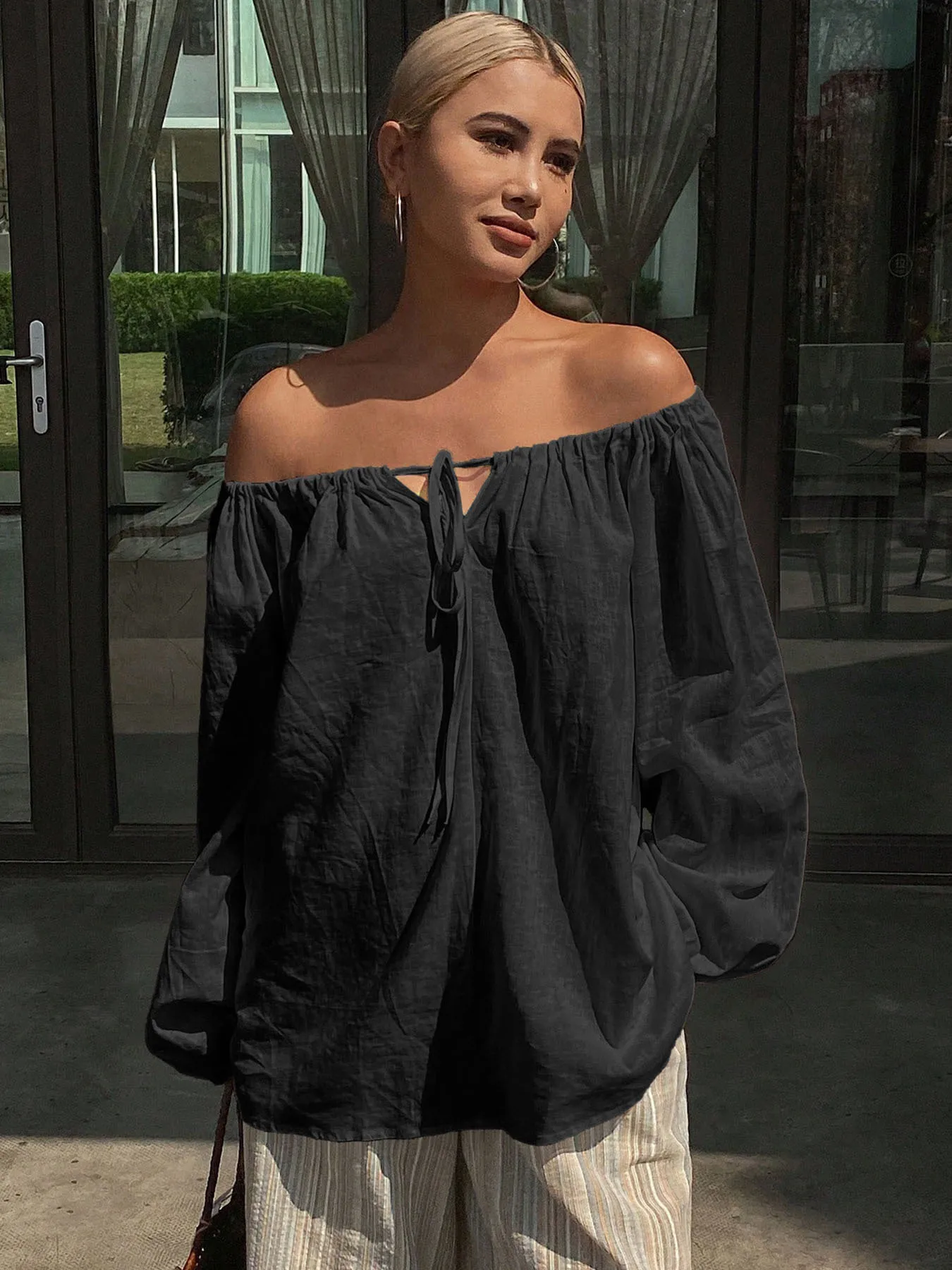 Damen-Bluse aus 100% Baumwolle mit schulterfreiem Design, Laternenärmeln, verstellbarem Bindekragen und elastischem Design. – Detail 8