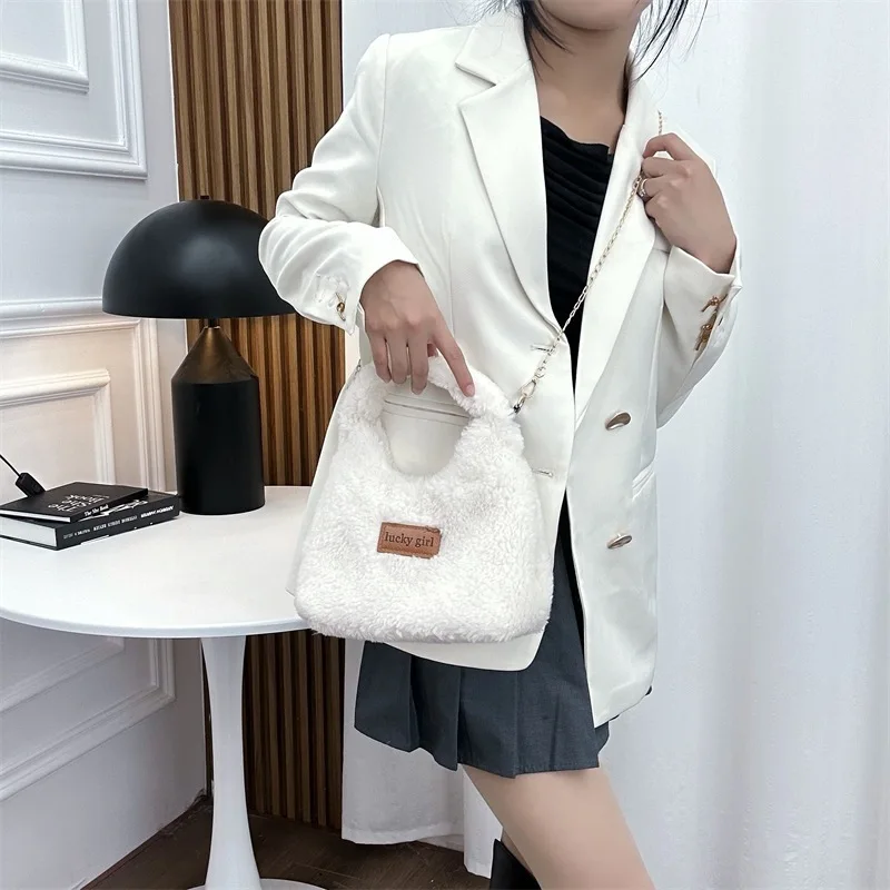 Autumn and Winter New Hair Bag Women's Fashion Versatile Cute Plush Handbag Soft Fluffy Chain Portable Messenger