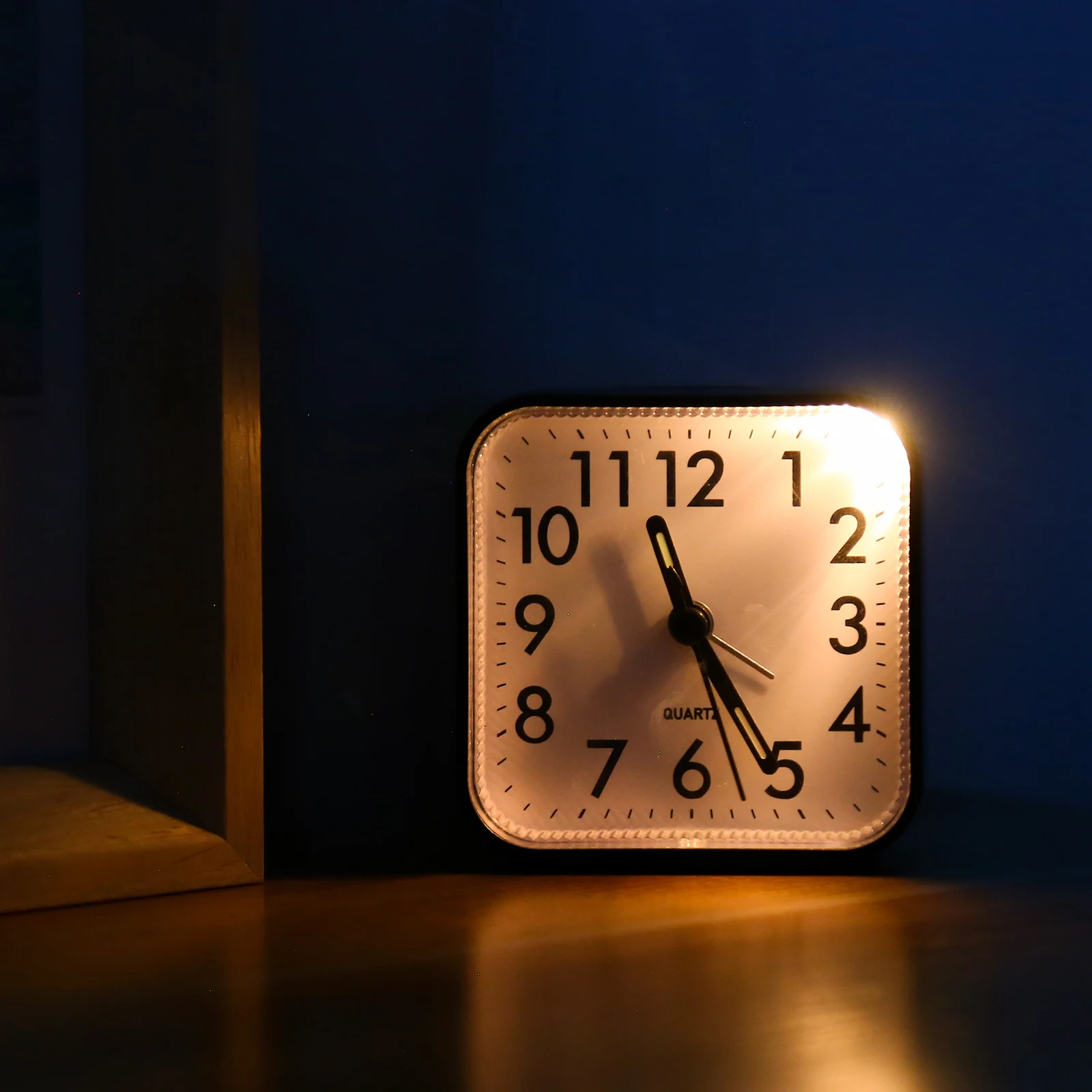 Sveglia Silenziosa Da Comodino Con Grandi Cifre: Orologio Da Tavolo Moderno Con Allarme Morbido