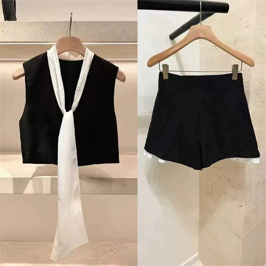 

【Gift Free】2025 Early Autumn French Elegant Contrast Bow Sleeveless V-Neck Top and Shorts Set for Women