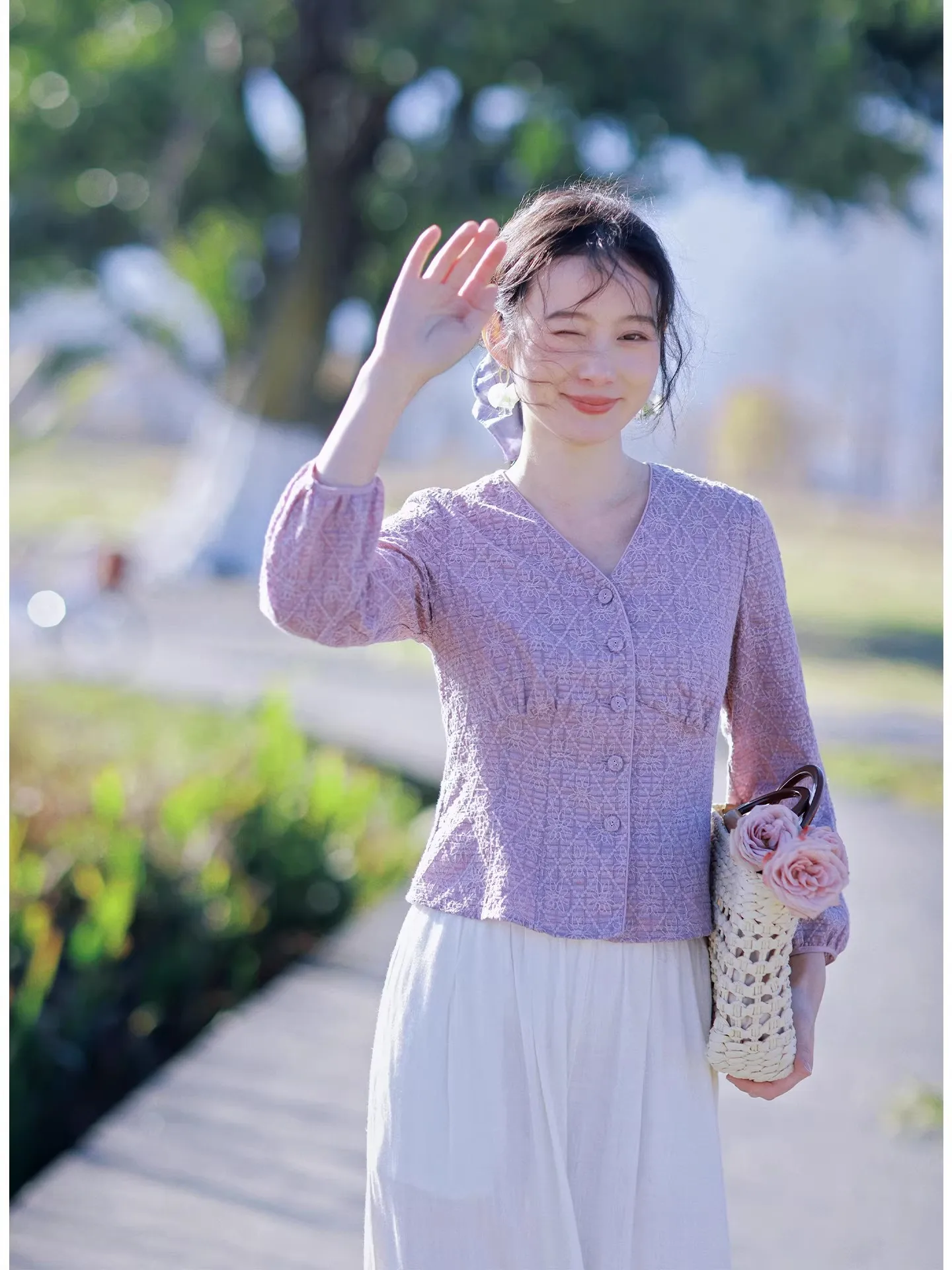 

Красная блузка с художественной фиолетовой вышивкой и V-образным вырезом, женская, приталенного кроя, весна 2026, новая, элегантная, дышащая, с длинным рукавом