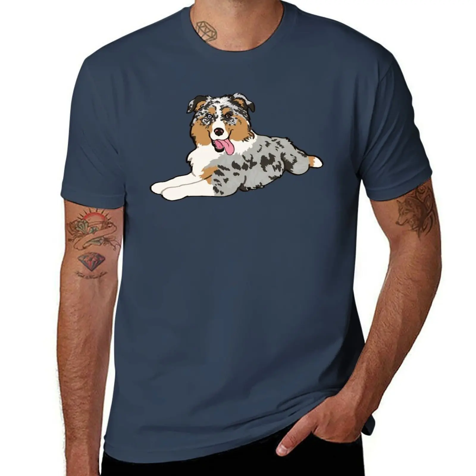 Camiseta Blue Merle Aussie Laying Down / Blue Merle Australian Shepherd Dog, camiseta básica de color liso para todas las estaciones
