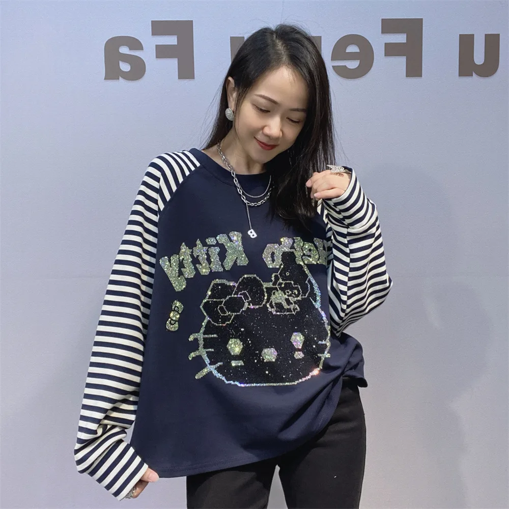 เสื้อยืดแขนยาวลายทางขาวดำหวานๆ คอกลม ผู้หญิง 2025 ฤดูใบไม้ร่วง สไตล์เกาหลีใหม่ ทรงหลวม ประดับเพชรเทียม เสื้อคลุม