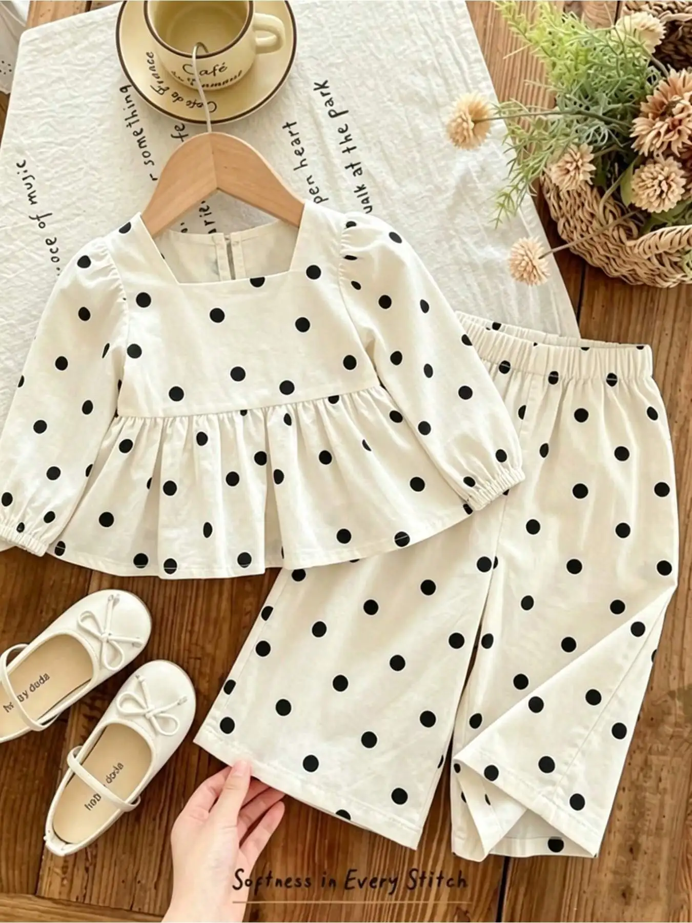 Kinder-Set mit Polka Dots und Langen Ärmeln für den Herbst: Oberteil mit Quadratischem Kragen, Rock mit Elastischem Bund & Lange Hose – Detail 4