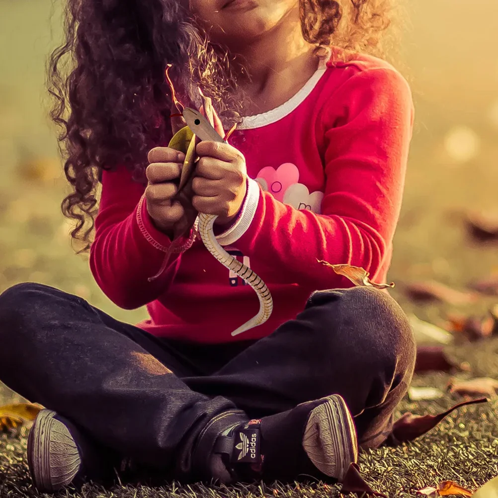 10 pezzi di serpente finto in legno per bambini artigianato giocattolo snodato trucco di Halloween giocattoli per bambini di pino