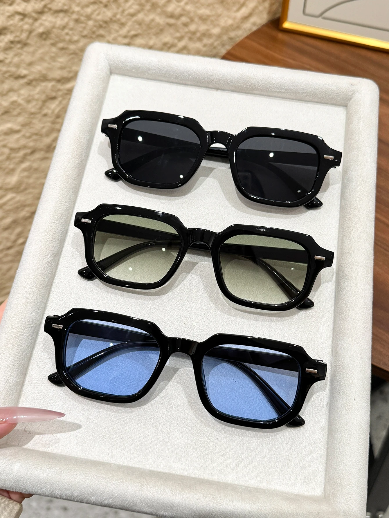 3-teiliges Set klassischer kleiner quadratischer Sonnenbrillen für Damen und Herren, hochwertige Sonnenbrillen für Reisen und Autofahren, Bonbonfarben – Detail 4
