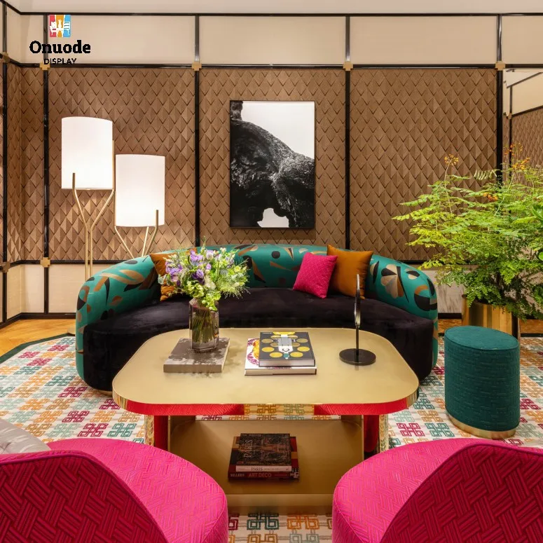 Custom.Premium maßgeschneiderte LED-Schmuckvitrinen aus Glas |   Luxus Boutique Interior Design Solutions Juweliergeschäft Interior Desi