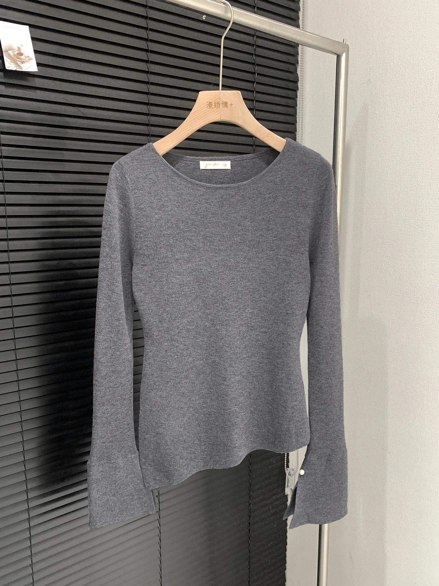 Elegant Loose Long Sleeve Knitted Sweater Women's Casual Bell Sleeve High-End Feeling Top Comfortable Polyester Fiber Knitted view 3
