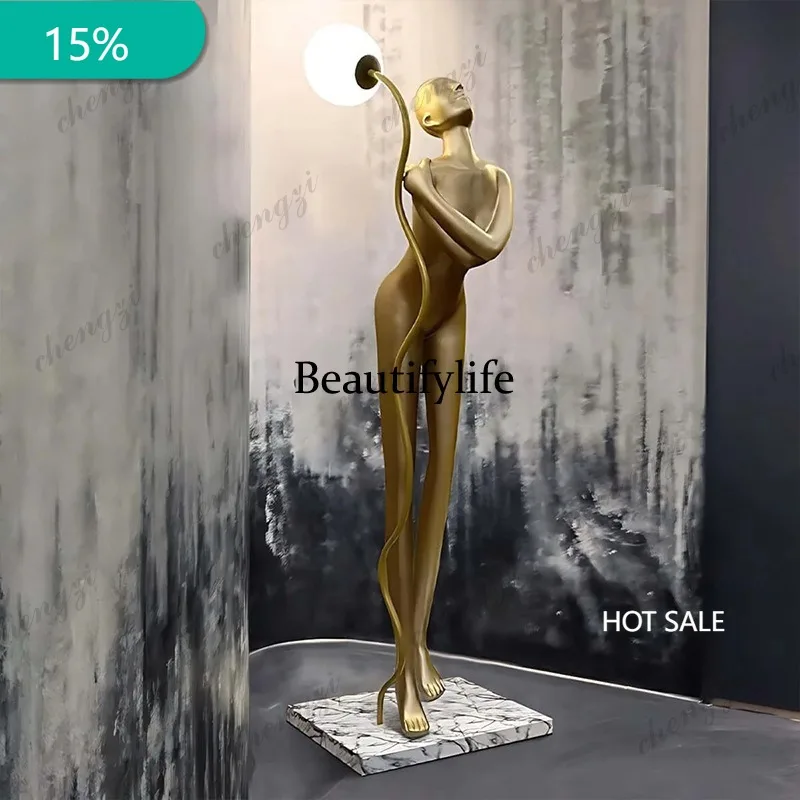 X173 Forward Embrace Human Sculpture Golden Floor Lamp Hotel Lobby Welcome Decoration Embracing Modern Creativity