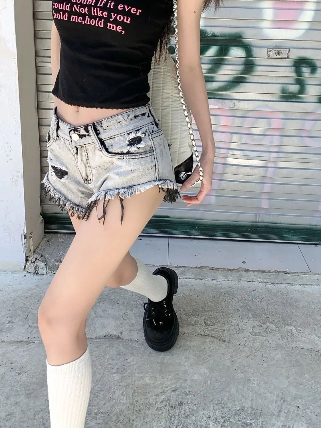 กางเกงขาสั้นผ้ายีนส์ทรงสลิมเอวต่ําสั้นพิเศษทอดถนนย้อนยุคของผู้หญิง