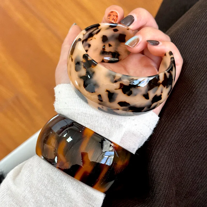 

Design Sense Leopard Print Resin Large Thick Cuff Bracelets for Women Fashion Wide C-shaped Acrylic Chunky Bangles Party Jewelry