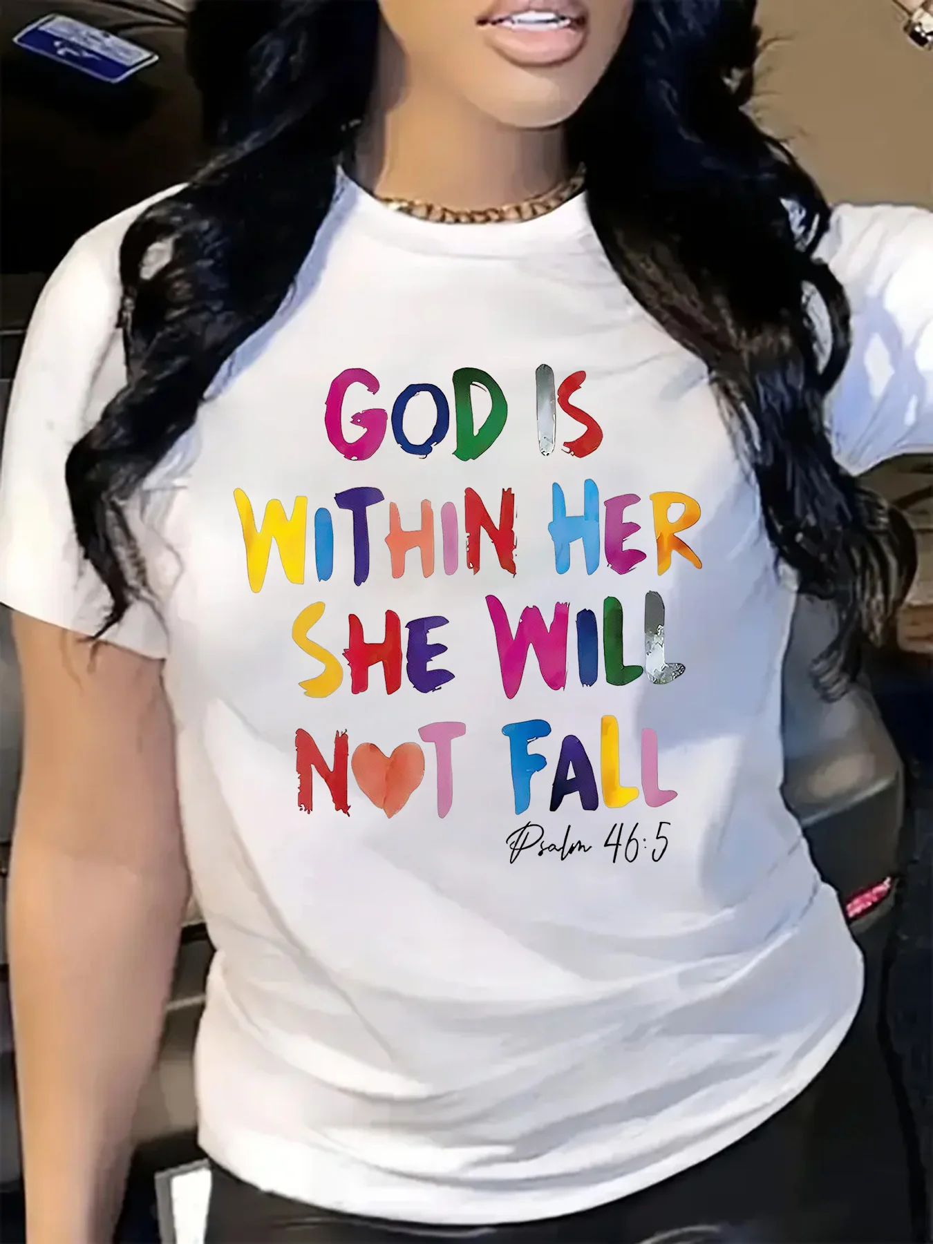 レディース カラフル レタープリント カジュアル Tシャツ - 「神は彼女の中にいる」インスピレーションを与えるデザイン、半袖クルーネック、軽量