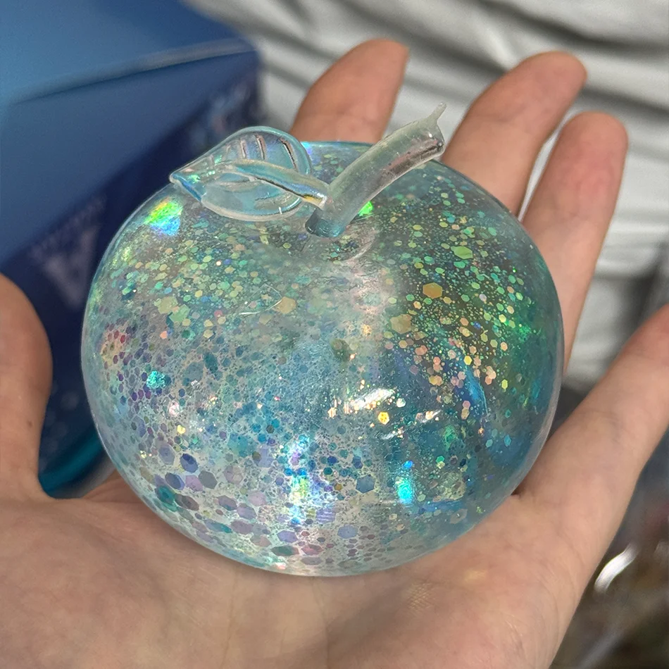 Weicher Quetsch-Apfel in Rosa, Blau und Grün als Sensorisches Fidget-Spielzeug für ADHS und Autismus mit Langsamer Rückfederung für Erwachsene und als Weihnachtsgeschenk – Detail 13