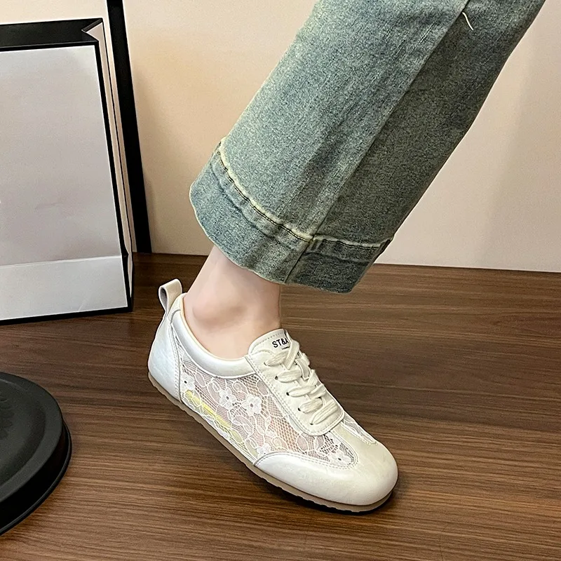 Женская модная повседневная обувь на шнуровке, размеры 35–40 ярдов, новые дышащие универсальные туфли на плоской подошве с круглой головкой в стиле ретро, с мягкой подошвой, кружевная обувь