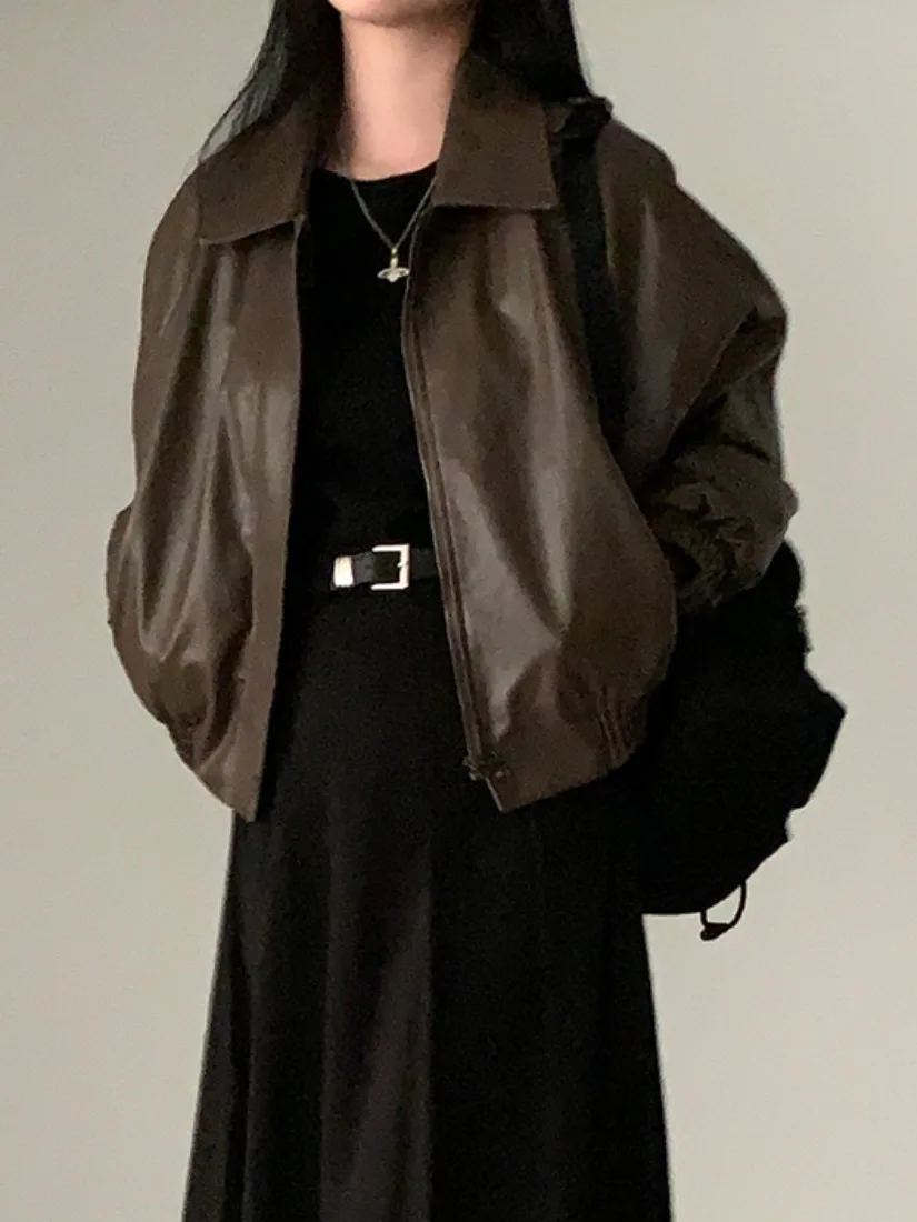 เสื้อแจ็คเก็ตหนังเทียมบุขนสำหรับฤดูใบไม้ร่วงและฤดูหนาว ดีไซน์คอปกซิป แขนยาว ทรงหลวม สไตล์อเนกประสงค์ เหมาะสำหรับใส่ทำงาน...