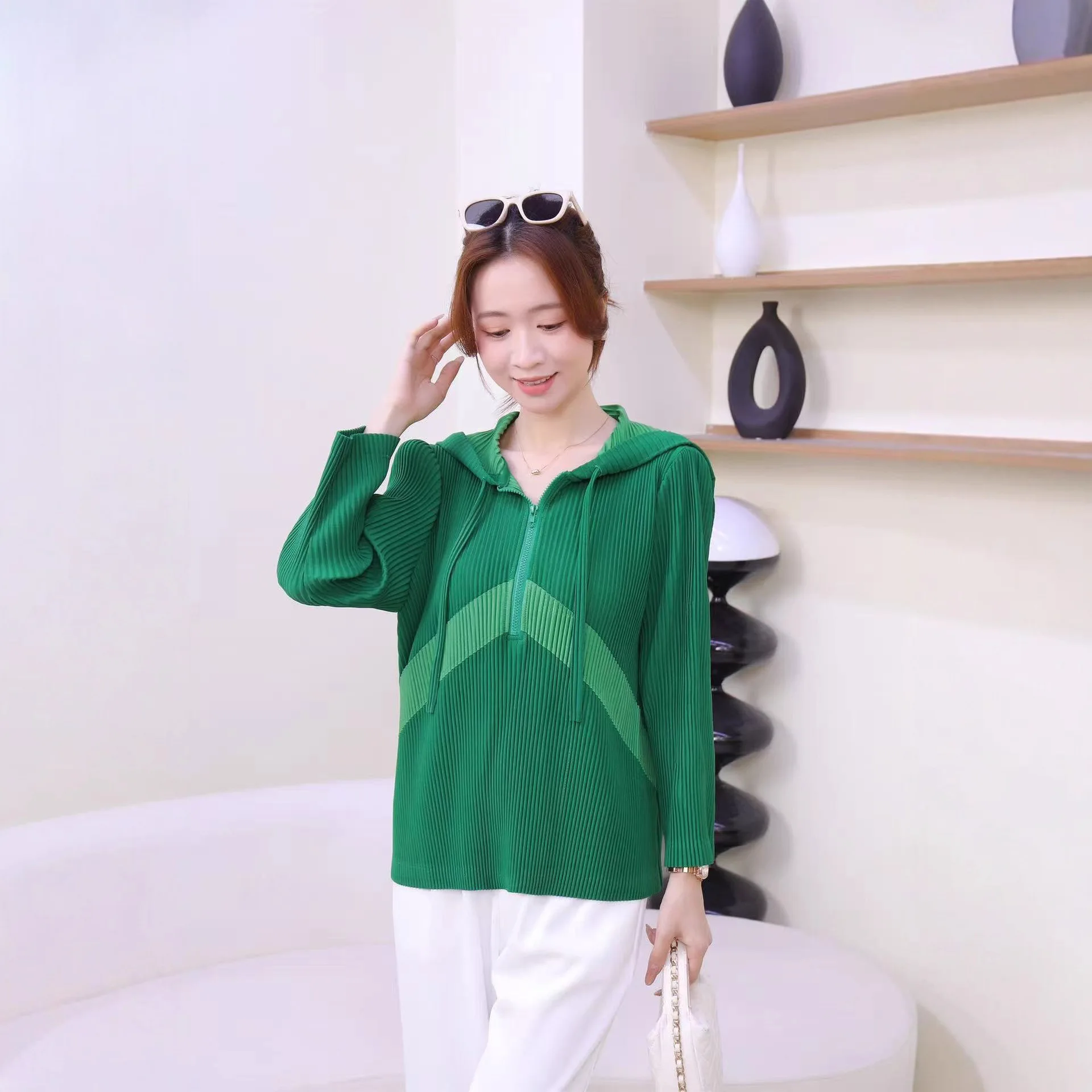 Miyake Pleated 2025 Autumn Half Zip Hooded Sweatshirt, Loose, Casual, Fashionable, Versatile Pullover Top, Women's Pleated Shirt
