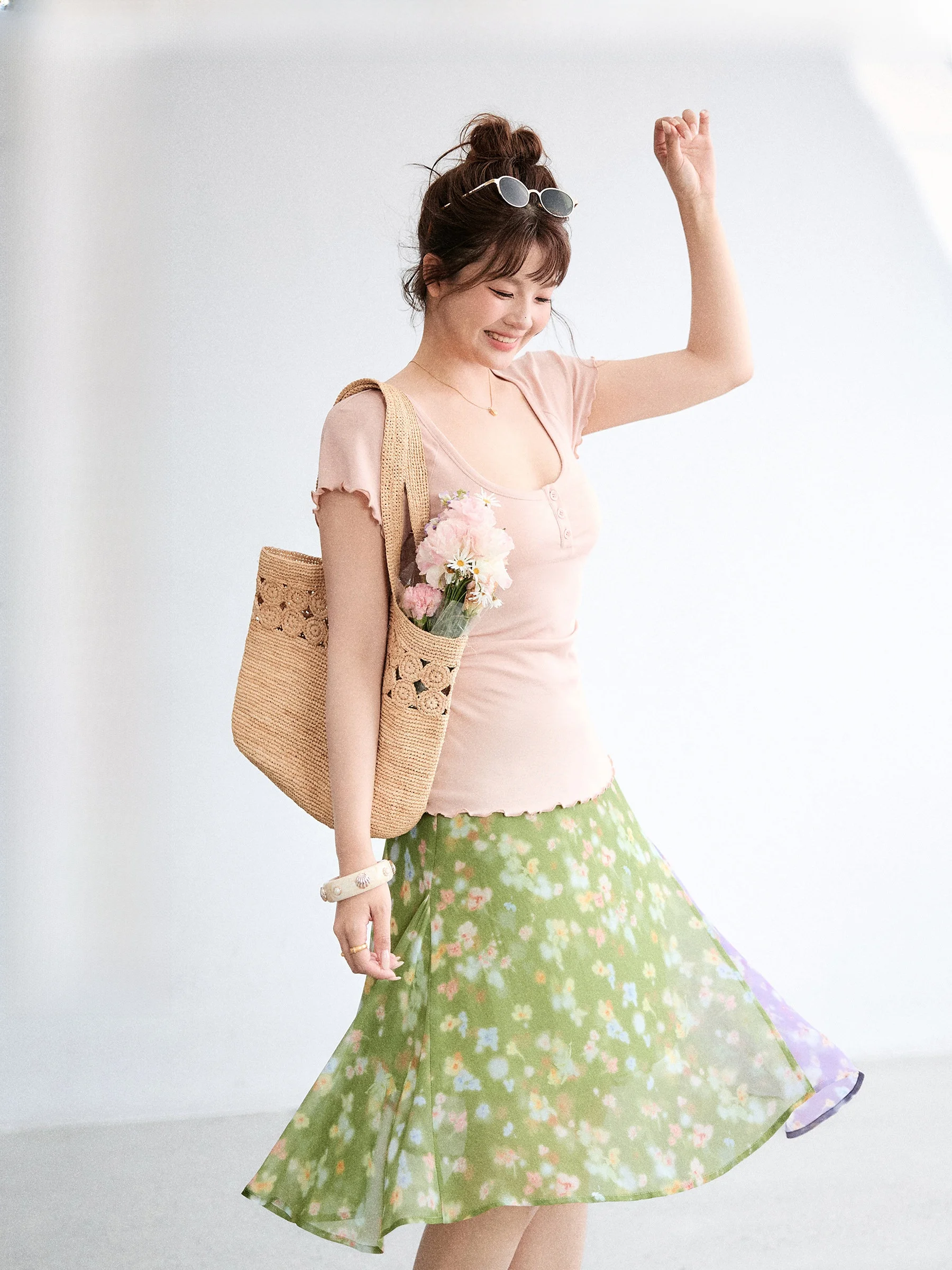 

Модный комплект больших размеров: топ с U-образным вырезом и юбка-миди с деревянными элементами, для полных женщин, повседневный стиль, стандартный крой.