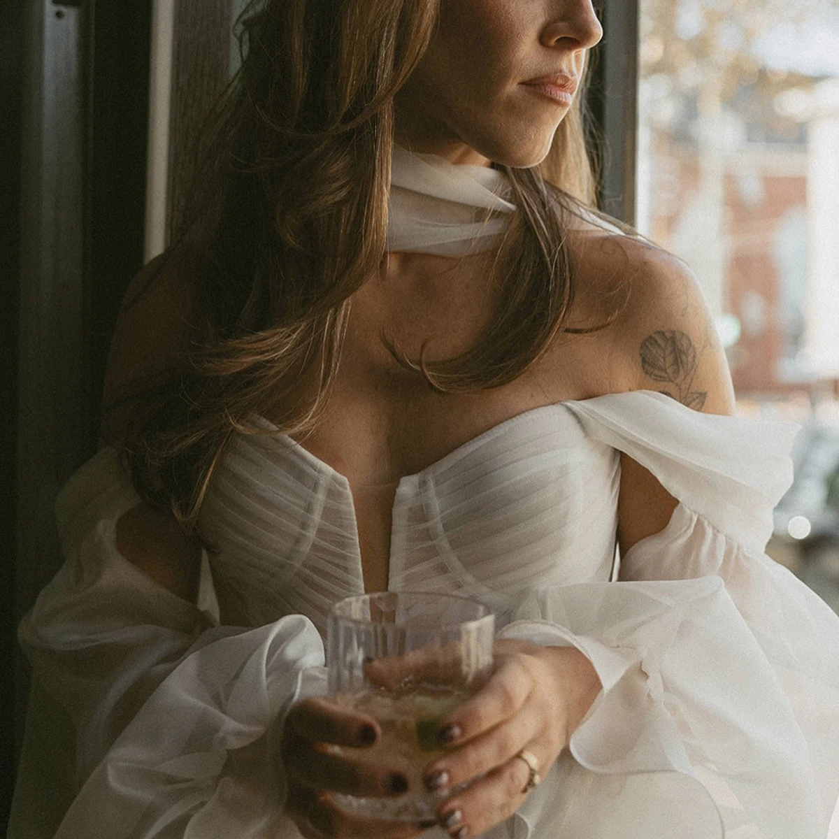 الأكمام الطويلة الأسقف Ruched تول الحبيب فساتين الزفاف قبالة الكتف الأميرة مخصصة بالاضافة الى حجم فستان الزفاف مع وشاح