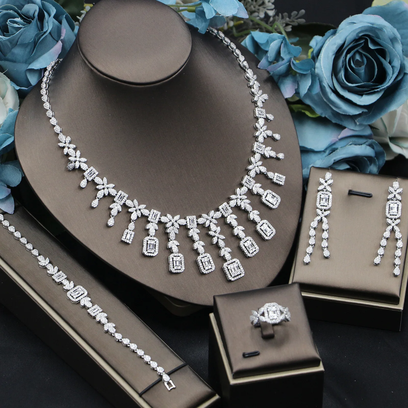 accesorios-de-lujo-para-la-cena-elegantes-exquisitos-y-frescos-conjunto-de-joyeria-de-cuatro-piezas-con-incrustaciones-de-cobre-y-cadena