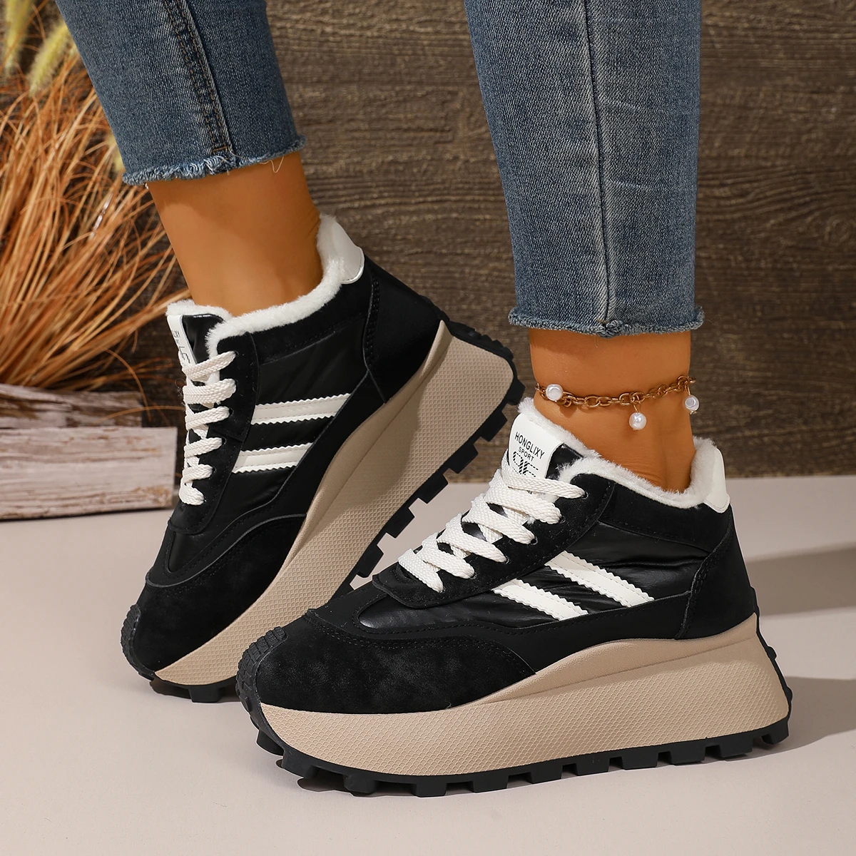 أحذية نسائية قطنية بنعال سميكة في الخريف والشتاء، أحذية رياضية ترفيهية وأحذية مخملية دافئة وغير قابلة للانزلاق.