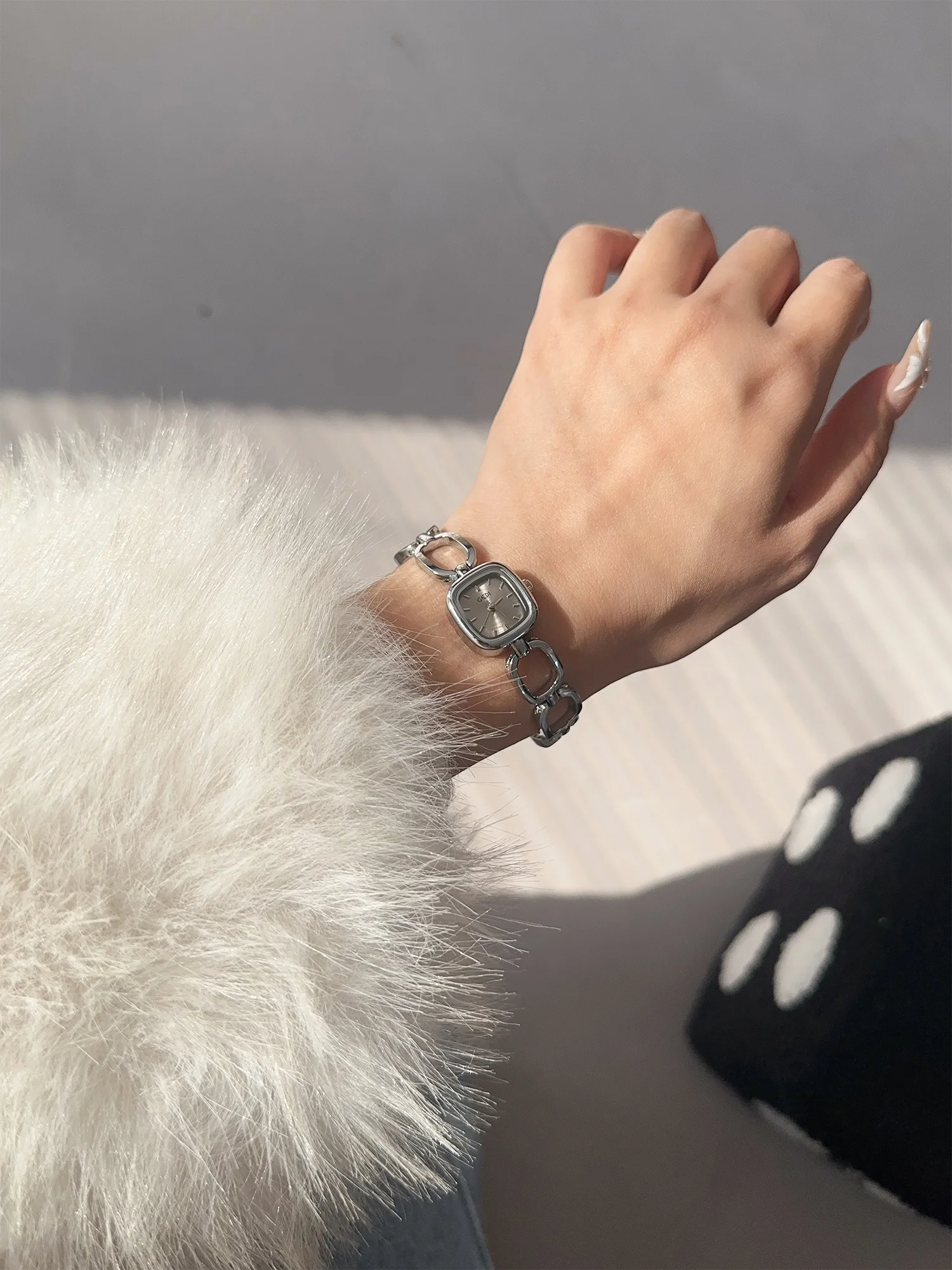 2029 молодые роскошные новые женские часы, элегантные кварцевые часы с квадратным маленьким циферблатом, женские изысканные часы-скелетон, тип браслета