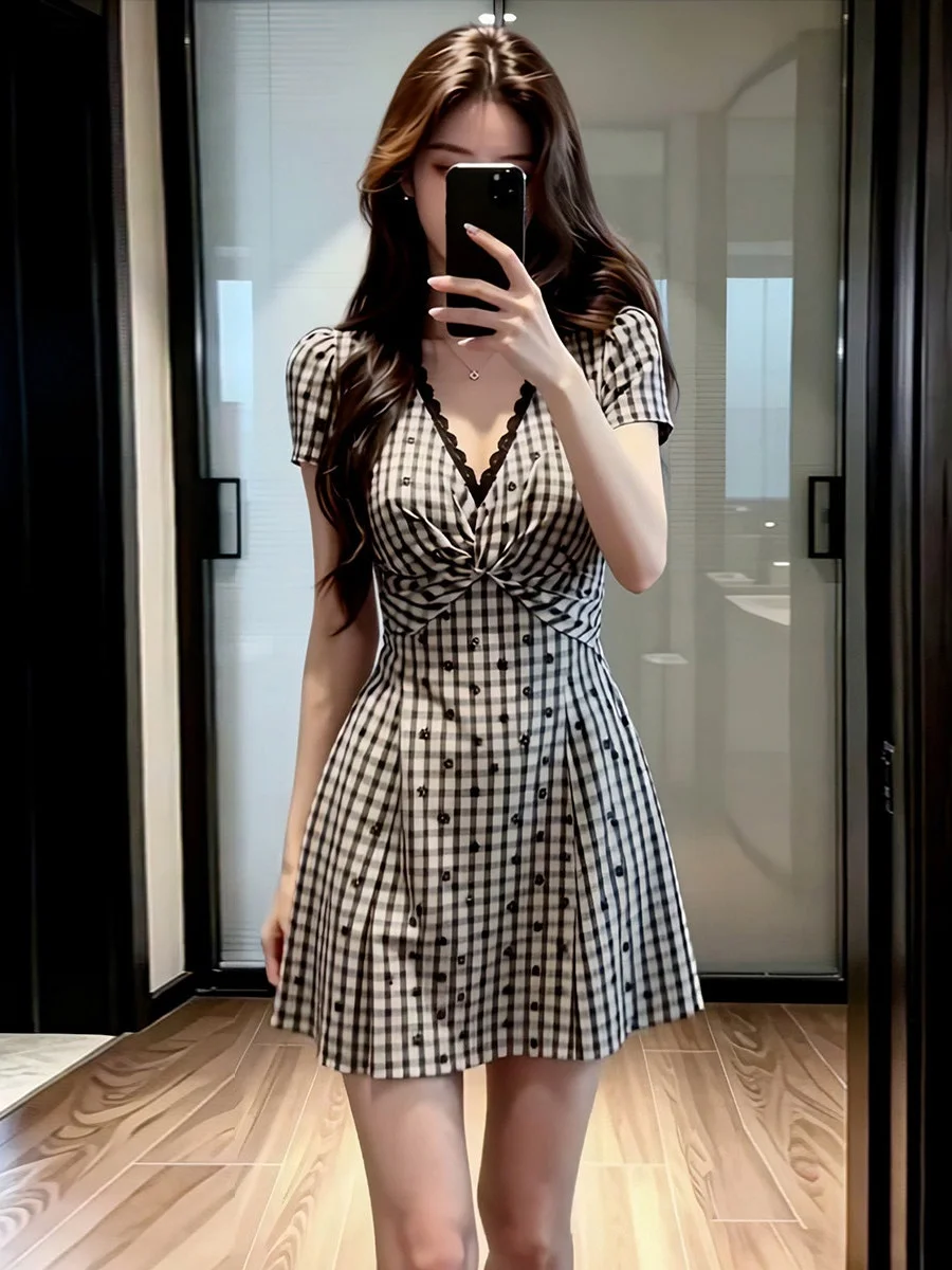 Vestido Feminino Plus Size de Verão com Decote V, Estampa Floral e Xadrez, Manga Curta, Efeito Emagrecedor, Saia Evasê, Estilo Francês, Tecido Macio e Elástico Médio