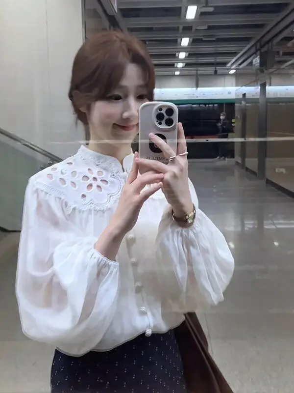 

Белая женская рубашка с воротником-стойкой, длинными рукавами и вырезами, весенняя, уникальная, красивая, свободного кроя, в французском стиле